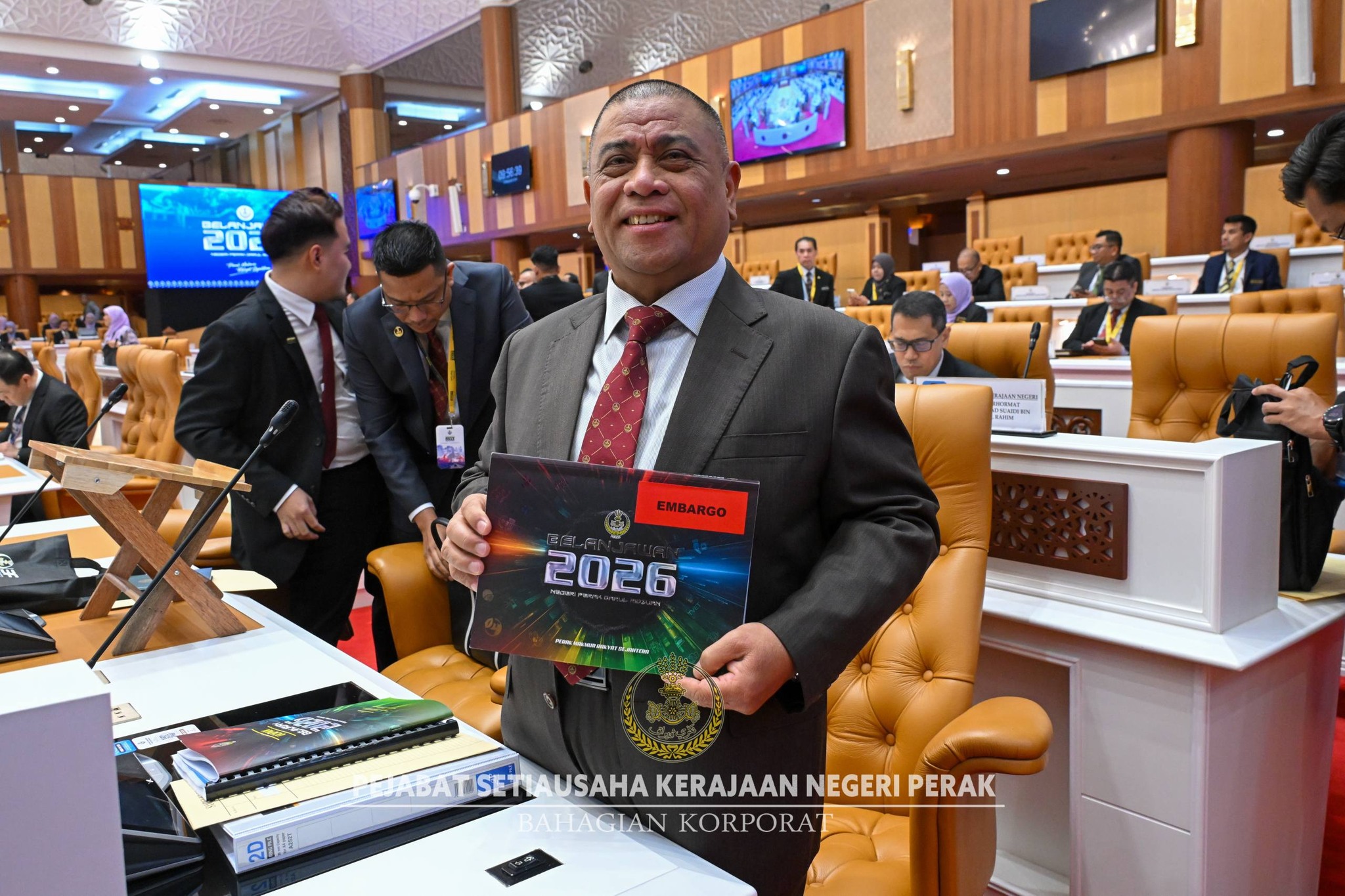 YAB Menteri Besar Perak bersama Buku Belanjawan 2026